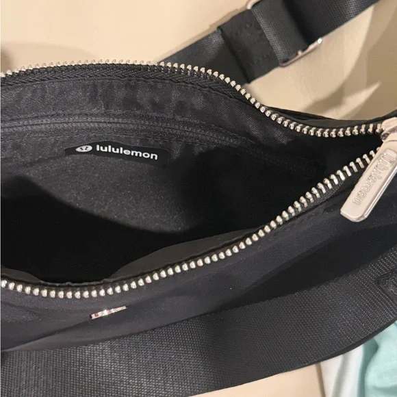 lululemon athletica Classic Black Shoulder Bag - Picture 3 of 3